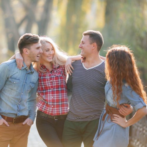 Przyjaźń w dorosłym życiu – gdzie szukać nowych znajomych?